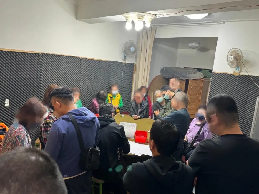 影/南北聯手拼治安！三重民宅藏天九牌賭場　高雄警掃「暫時營業處」