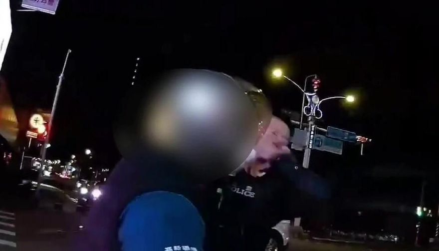 影/桃園男騎車連闖2紅燈拒檢襲警　遭壓制身體不適送醫猝死