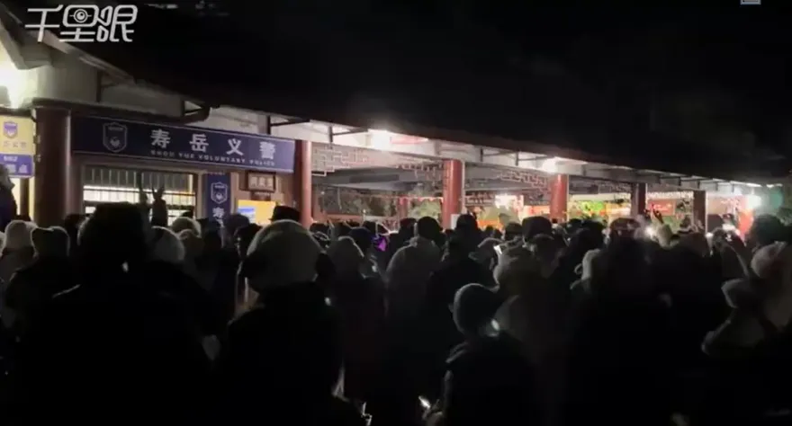 影/上得去下不來！氣溫跳水衝衡山賞霧淞　上千人夜間滯留5小時怒喊退票