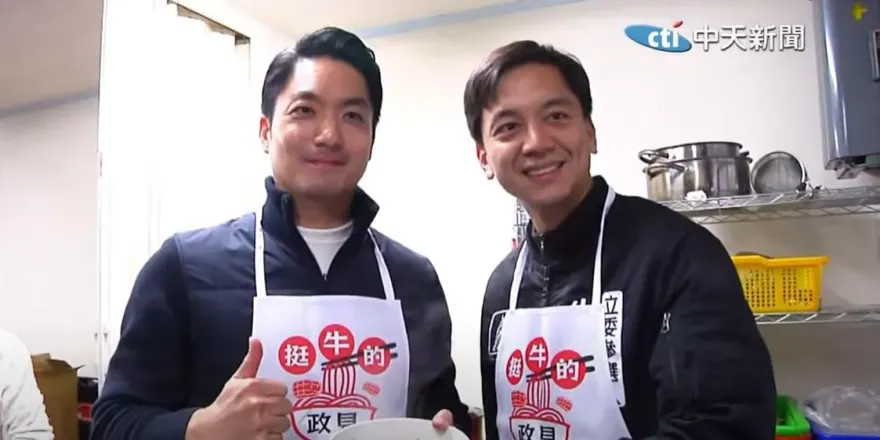 桃園站台化身「型男主廚」煮牛肉麵　蔣萬安讚牛煦庭：第一次輔選比我帥的