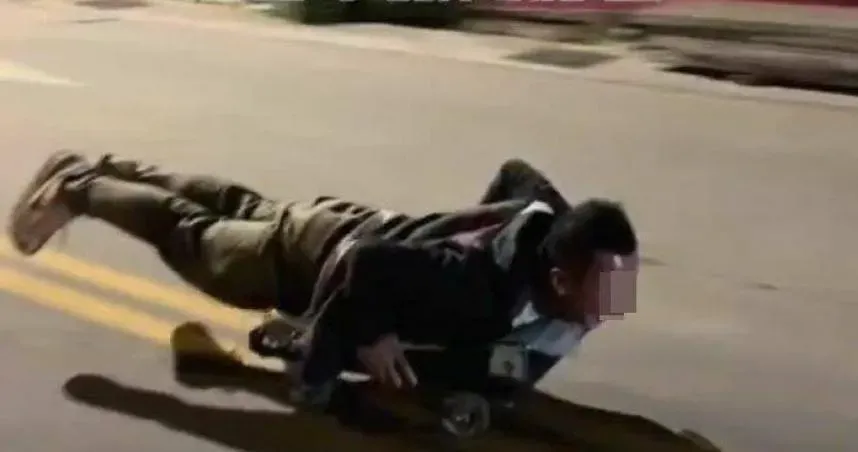 影/玩命街頭！台中屁孩趴板車「街頭衝浪」　身旁汽車呼嘯過