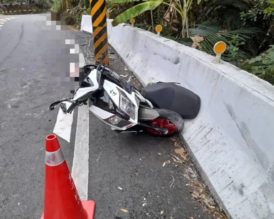 影/16歲少年瞞爸媽騎「山道」車飆136線　自撞電桿破頭亡「血流5米」
