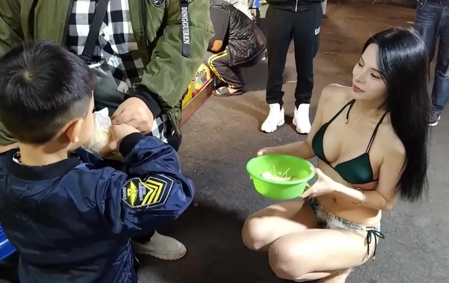 影/頂10幾度低溫！　火辣長髮妹「只穿比基尼」賣芭樂超吸客