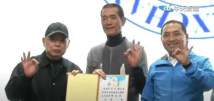 影/英系大將合照侯友宜「手比3號」！秒收手畫面超尷尬