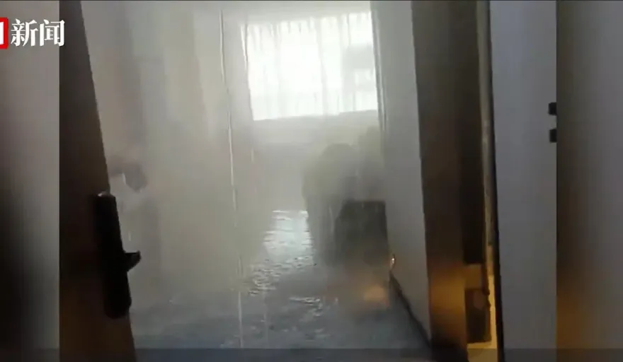 影/另類叫醒服務？「天花板漏水地上積水」　入住飯店如水濂洞