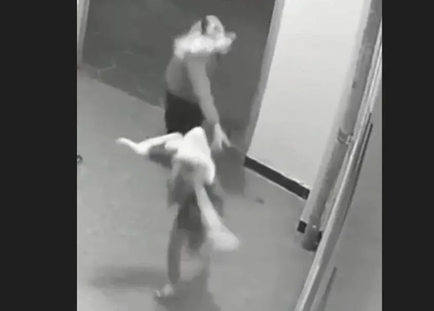 影/過程僅6秒！女童自家樓下玩耍　竟遭怪男「拉手摀嘴」險擄走