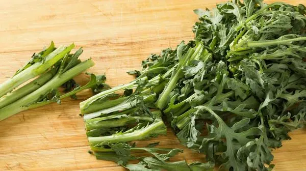 冬天吃鍋必加「茼蒿」！醫讚4大好處：助減重、增強記憶力