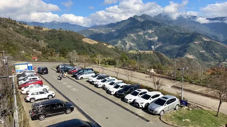 清境農場停車場改全天計時收費「每小時50元」…車宿族全跑光！