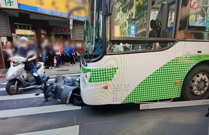 影/萬華驚悚死亡車禍！闖紅燈騎士遭公車攔腰猛撞　「噴飛重摔」搶救12小時亡