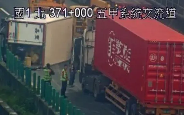 快訊/下班注意！國1五甲系統大貨車翻覆　「紫爆」時速不到20公里