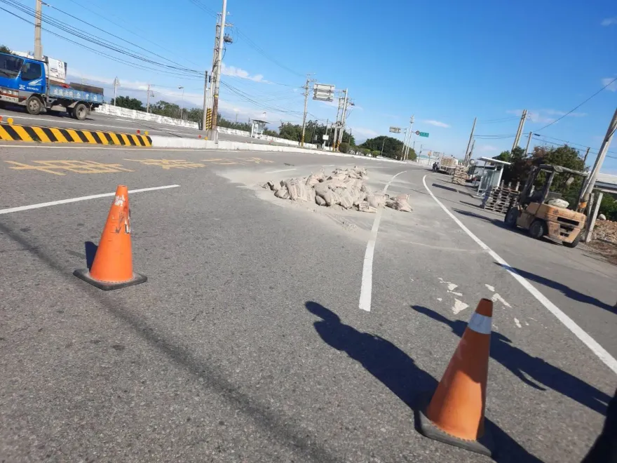 影/沒綁好？苗栗曳引車高速過彎　水泥袋散一地慘變活動路障