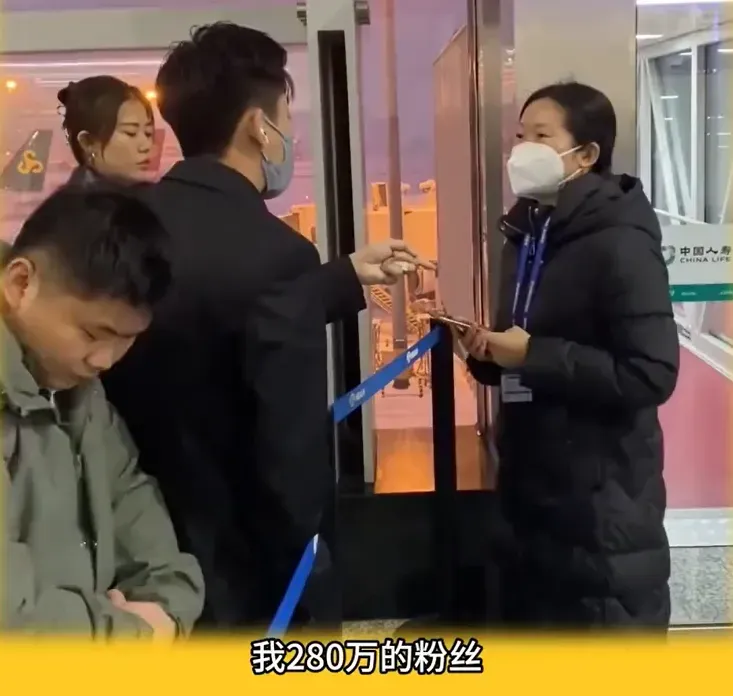 影/大陸天候不佳致飛機航班延誤　男乘客叫囂要投訴：我有280萬粉絲！