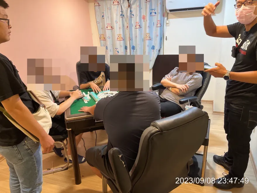 影/這戶出入超頻繁！職業賭場藏身民宅　用「靜音麻將桌」躲警仍被揪出