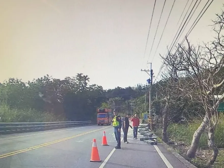 影/蛋洗台9線！白稠黃液佈滿整條馬路　駕駛揚長而去居民傻眼