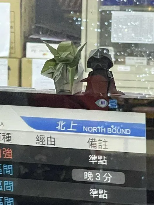 被台鐵耽誤的摺紙天才？車站驚見尤達大師與黑武士　網笑：感受到原力了