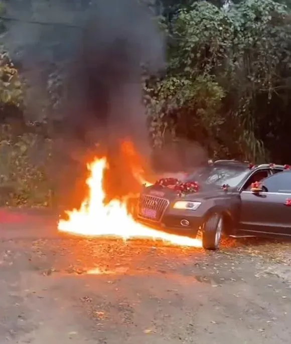 影/哭哭！婚宴放鞭炮「引燃漏油」　奧迪禮車被大火吞噬全毀