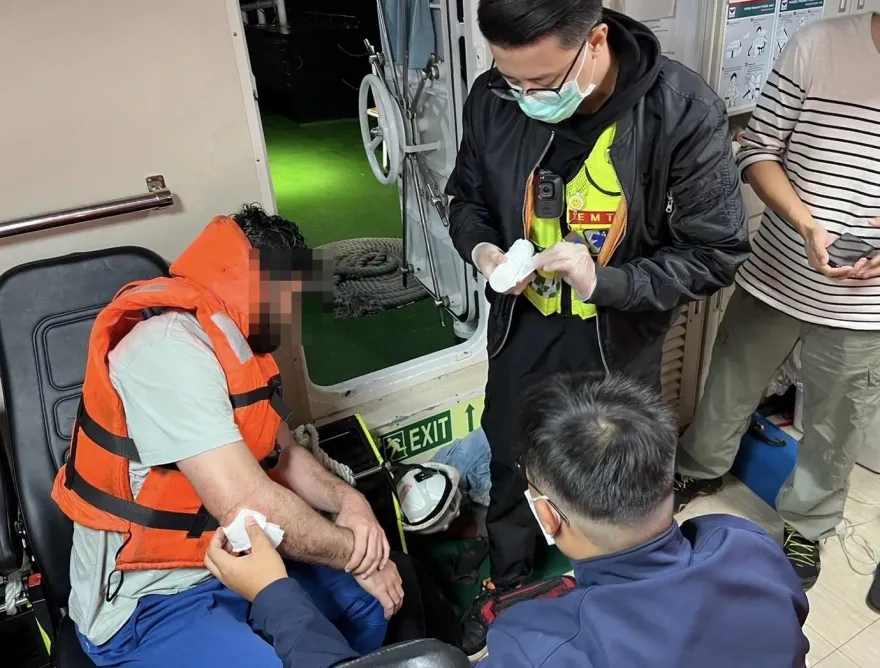 影/風強浪大！克服湧浪及船舷高低差　台中海巡搶救印度受傷船員