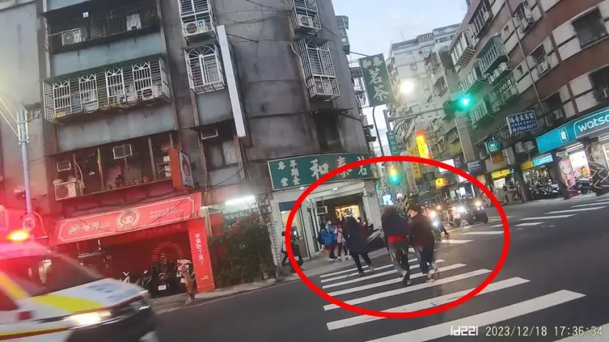 救護車鳴笛逼近！一行人硬是「龜速慢慢走」　網譏：帝王你敢嘴