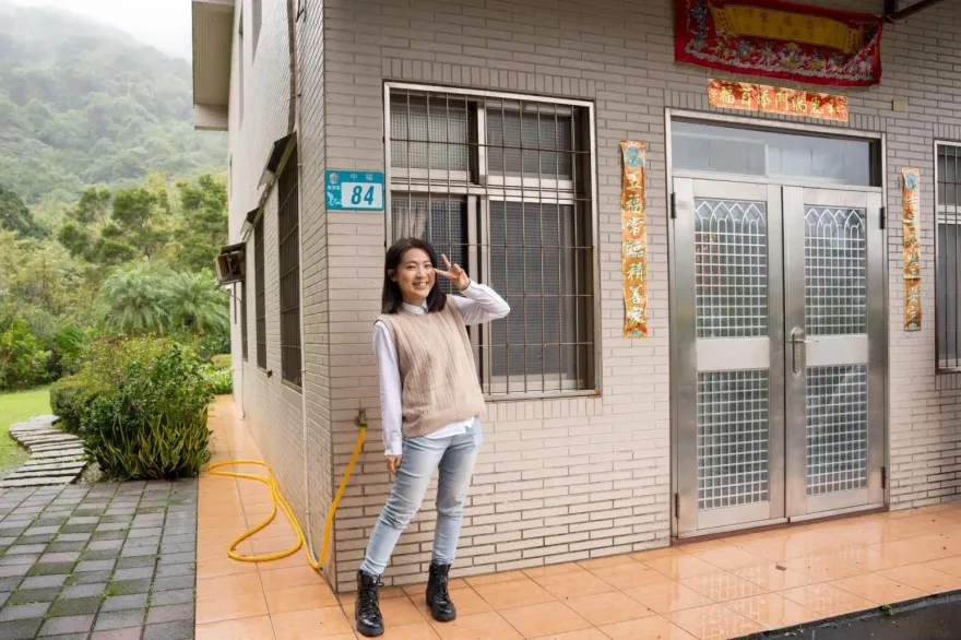 徐巧芯打卡完寫「賴皮寮記」！曝特勤人員功能　膠帶蓋「副總統成長老家」標示