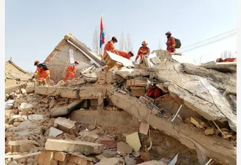 影/甘肅大地震他逃生撞傷腰　就醫發現罹患早期肝癌…網：大難不死必有後福
