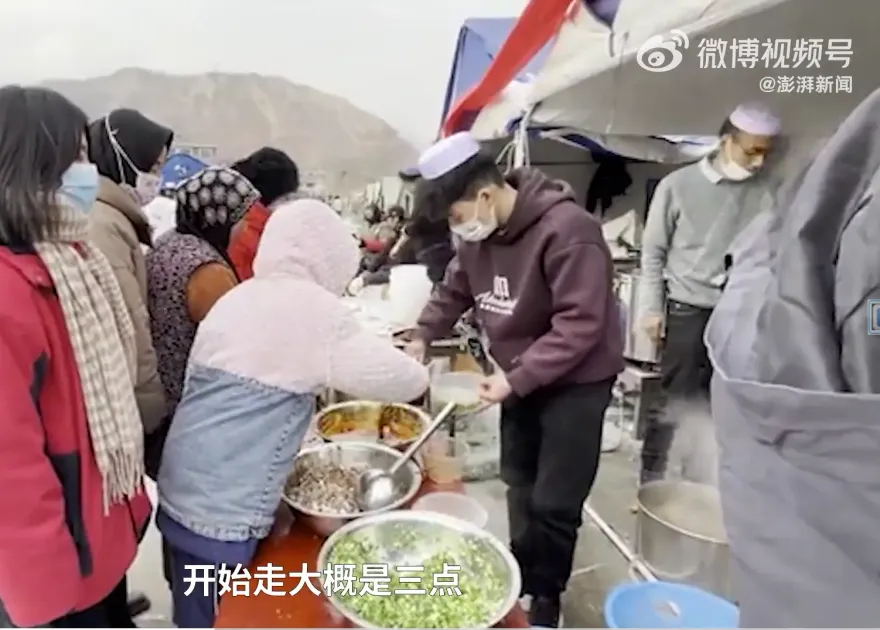 影/大陸甘肅強震災民寒風捱餓　拉麵店老闆赴災區煮麵賑災