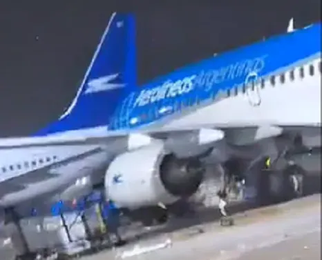 影/波音737vs140公里狂風！機頭「90度移動」撞鄰機　現場慘況曝光