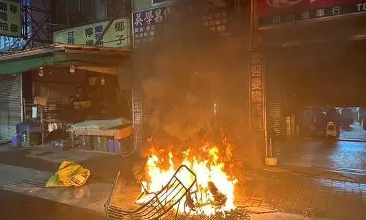 影/台南清晨機車火警原因曝光！拾荒伯騎車遭撞「雷殘」　惡駕駛引火肇逃
