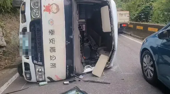 快訊/泰安社區巴士「撞山壁」！玻璃炸飛、4傷　駕駛疑吃感冒藥釀禍