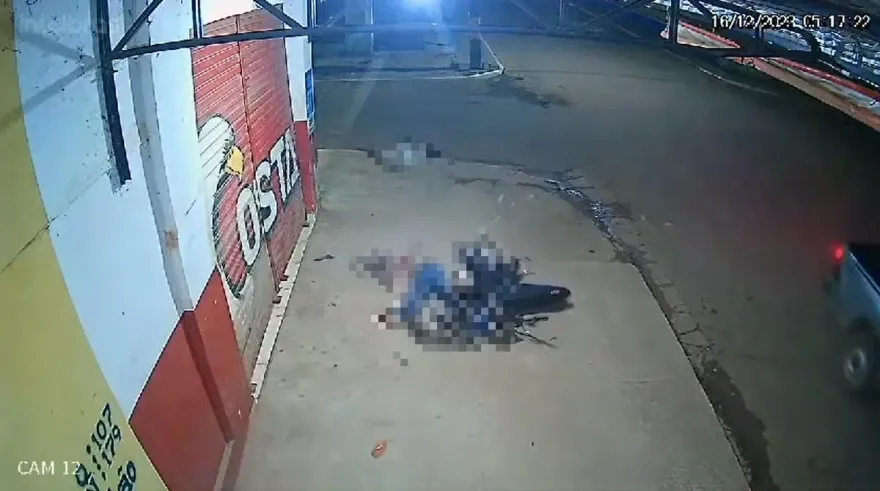 影/監視器畫面曝光！巴西女3貼騎機車飆速　擦撞汽車噴飛1死2重傷