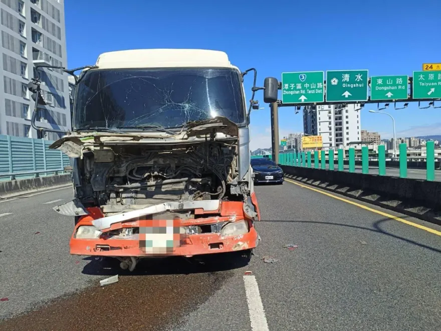 影/台74線太平段6車事故！曳引車追撞大貨車「車頭全毀」　再波及4轎車