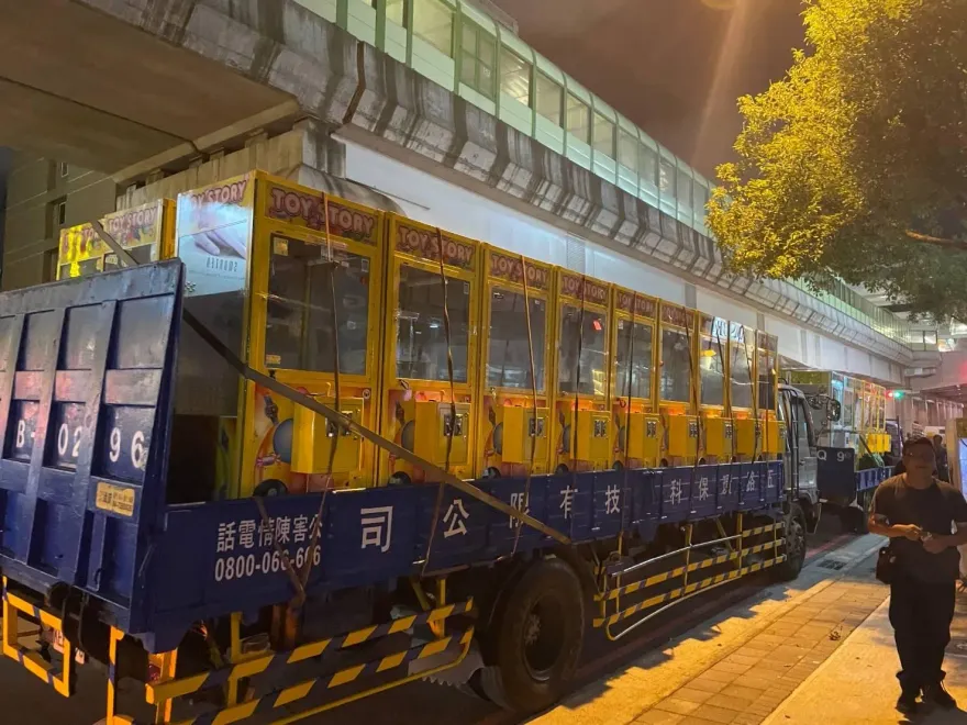 影/夾娃娃變身賭博機台！投50元輸贏最高2萬　台中警查扣47機台