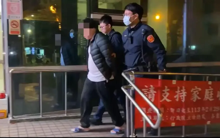 影/身揹多條通緝變身蜘蛛人　爬3樓外牆到隔壁遮雨棚沒路跑慘了