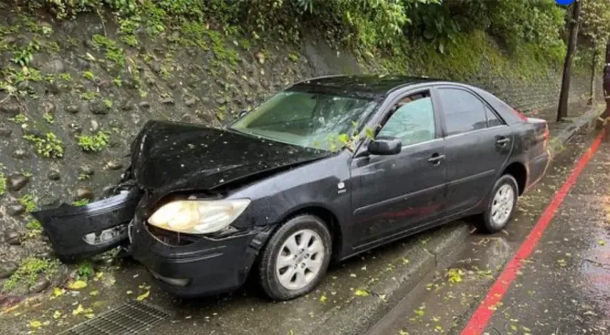 快訊/基隆轎車自撞邊坡車頭全毀　駕駛受困意識模糊送醫急救