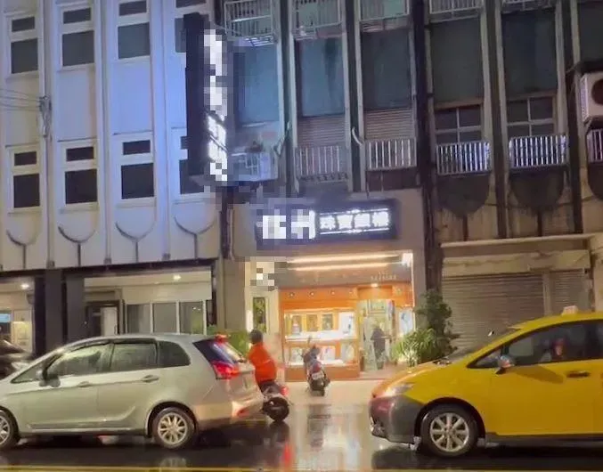 快訊/宜蘭羅東銀樓搶案！20歲男搶2條金項鍊「奪門而出」店家損失40萬