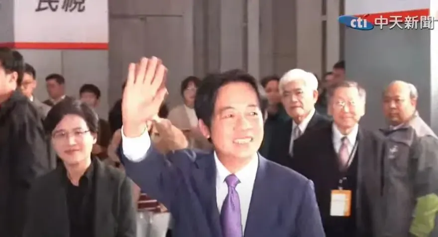 影/著藍色西裝、紫色格子領帶出席政見會　賴清德最晚抵達簽到後小撥頭髮
