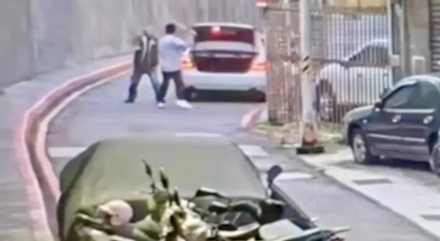 影/Uber駕駛與乘客車資糾紛街頭對決　阿北雙拳不敵壯男甩棍被打趴