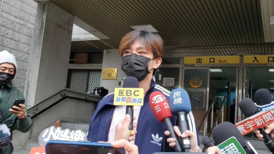 拍攝少年私密片外流被起訴　炎亞綸現身法院否認缺錢賣包