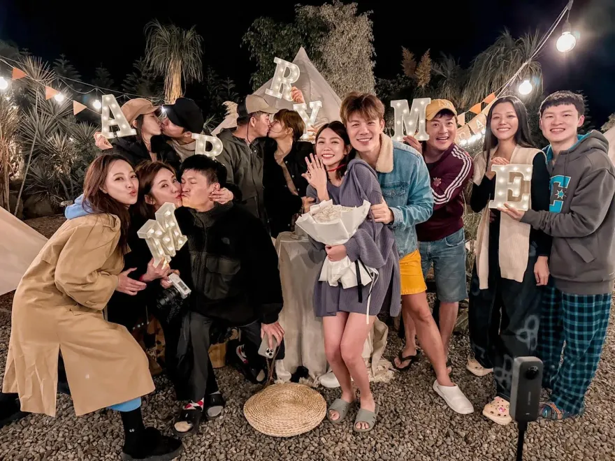 曾智希被陳志強求婚感動噴淚！後方驚見「3對明星CP熱吻」閃瞎眾人