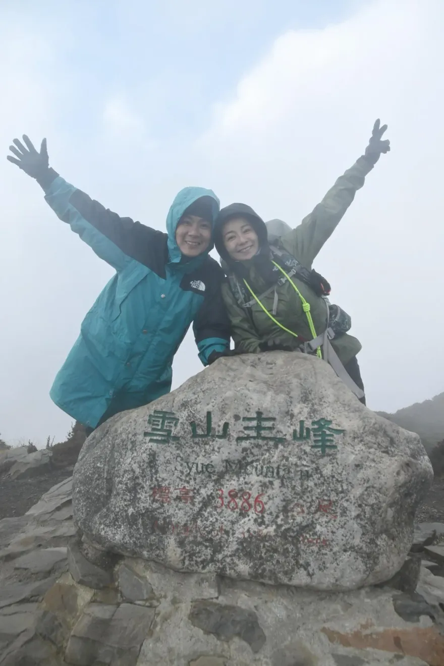 挑戰3886公尺！季芹登雪山抽筋起水泡痛哭　王仁甫克難喝屋簷雨水：沒有下次