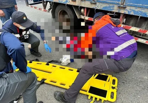 影/驚悚車禍！嘉義7旬婦穿越路口　慘遭菜車撞輾送醫不治