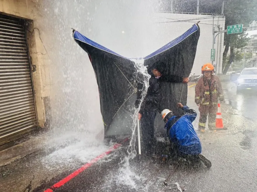 影/拖板車倒車鏟斷消防栓「水噴3樓高」　水淹五股廟網笑：「土地公洗香香」