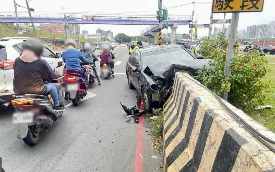 影/清晨轎車自撞分隔島機車險遭殃　駕駛棄車落跑警將開罰