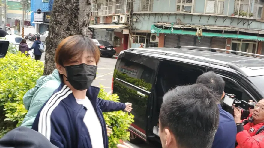 快訊/逮到了！毆打炎亞綸律師害「頭部擦挫傷」　27歲酒客到案說明