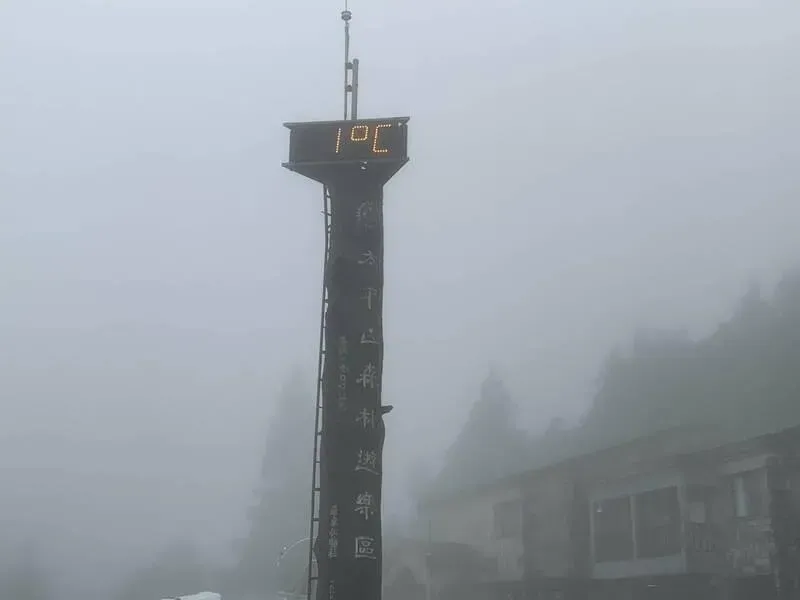 隨時會下雪！太平山水氣達標、溫度探1度　「追雪族」不畏風寒衝上山