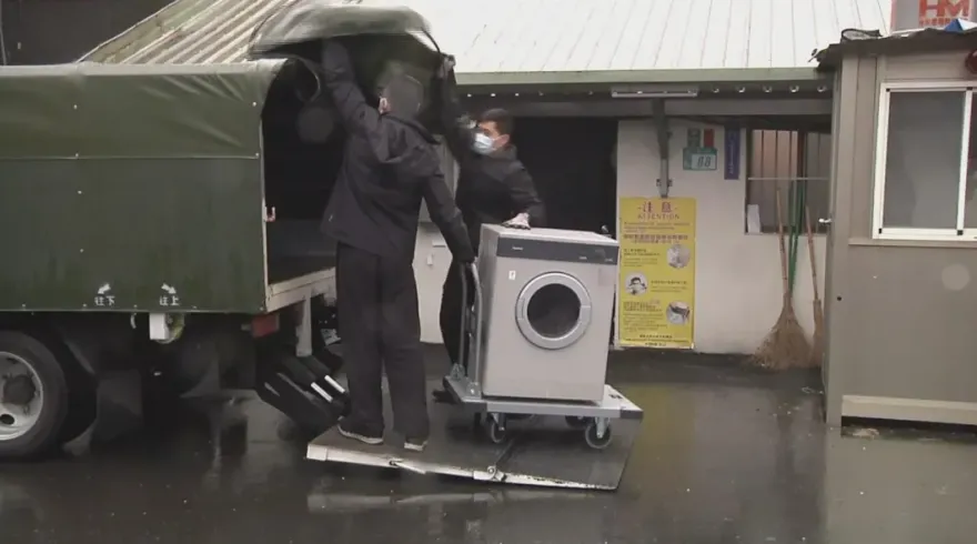影/國安局人員「賴皮寮」撤哨！急派3輛卡車搬出這些東西