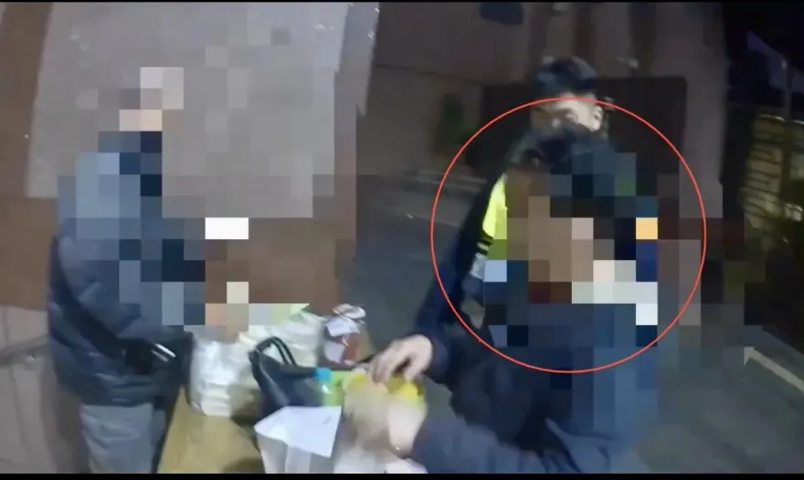 影/扯！女子法院出庭順手行竊　爽吃外送漢堡喝紅茶遭活逮