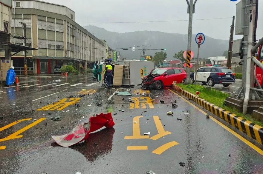影/宜蘭蘇澳嚴重交通事故！他開車闖紅燈撞翻物流車　自己車毀人重傷被送醫