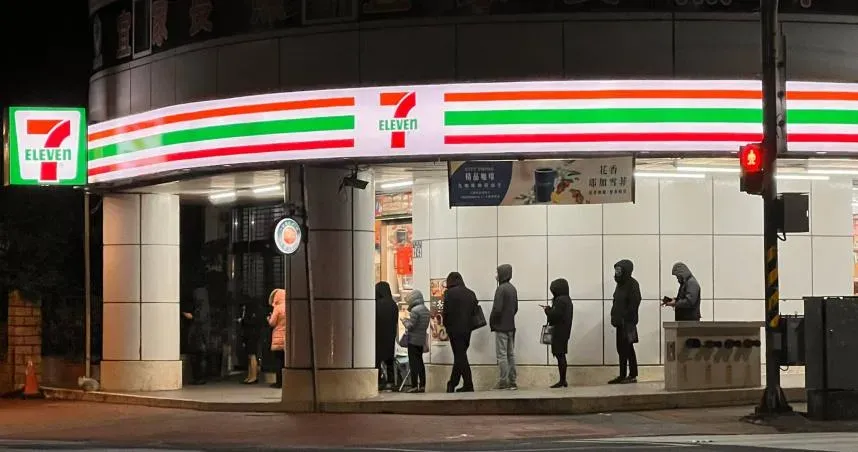 真相曝光！寒流襲凌晨4點冷颼颼　驚見大群正妹衝超商排隊