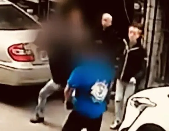 停車糾紛釀肢體衝突！台南火爆麵店老闆持刀追砍　最後反被打趴