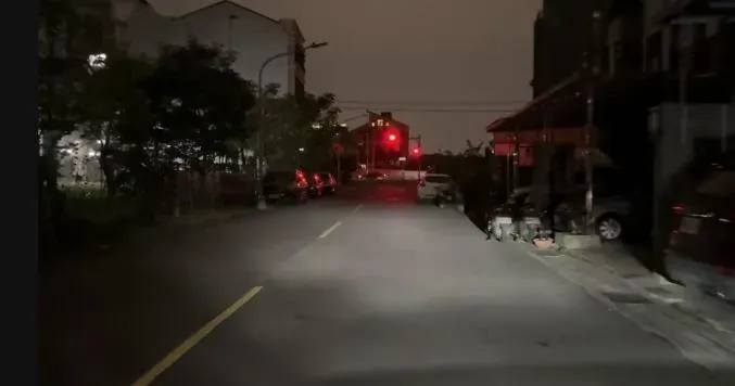 高雄楠梓區無預警大停電　民眾摸黑洗澡上演默劇